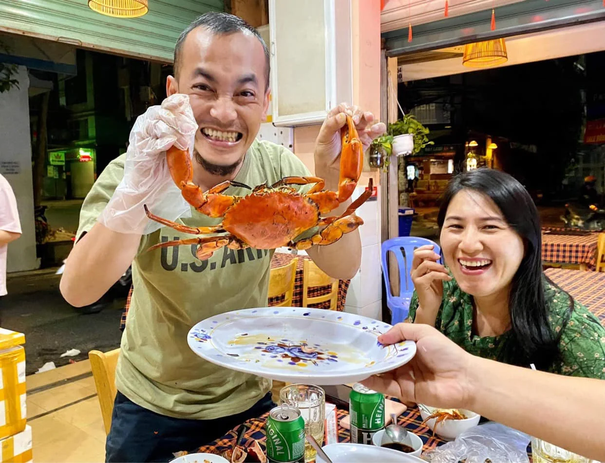 Ăn Cua C&agrave; Mau Đ&uacute;ng C&aacute;ch: B&iacute; Quyết An To&agrave;n & Bổ Dưỡng Từ Chuy&ecirc;n Gia