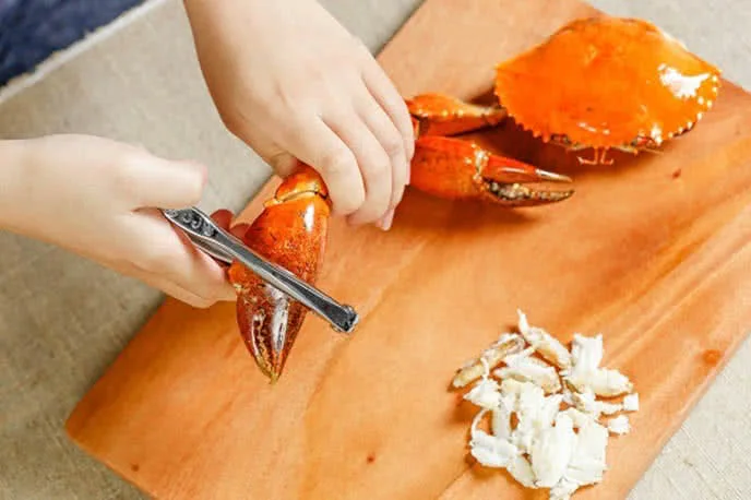 Sơ chế cua Cà Mau tươi sống để xào miến