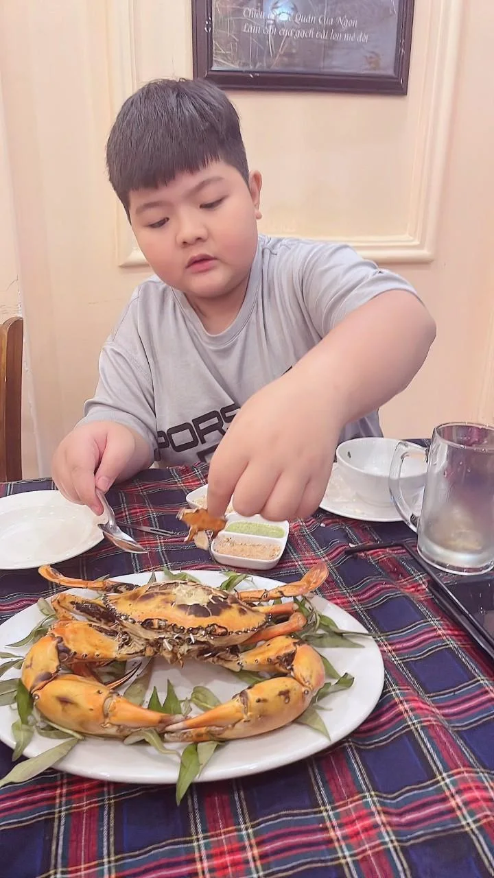 Cua Cà Mau nướng mọi trên bếp than hồng thơm nức