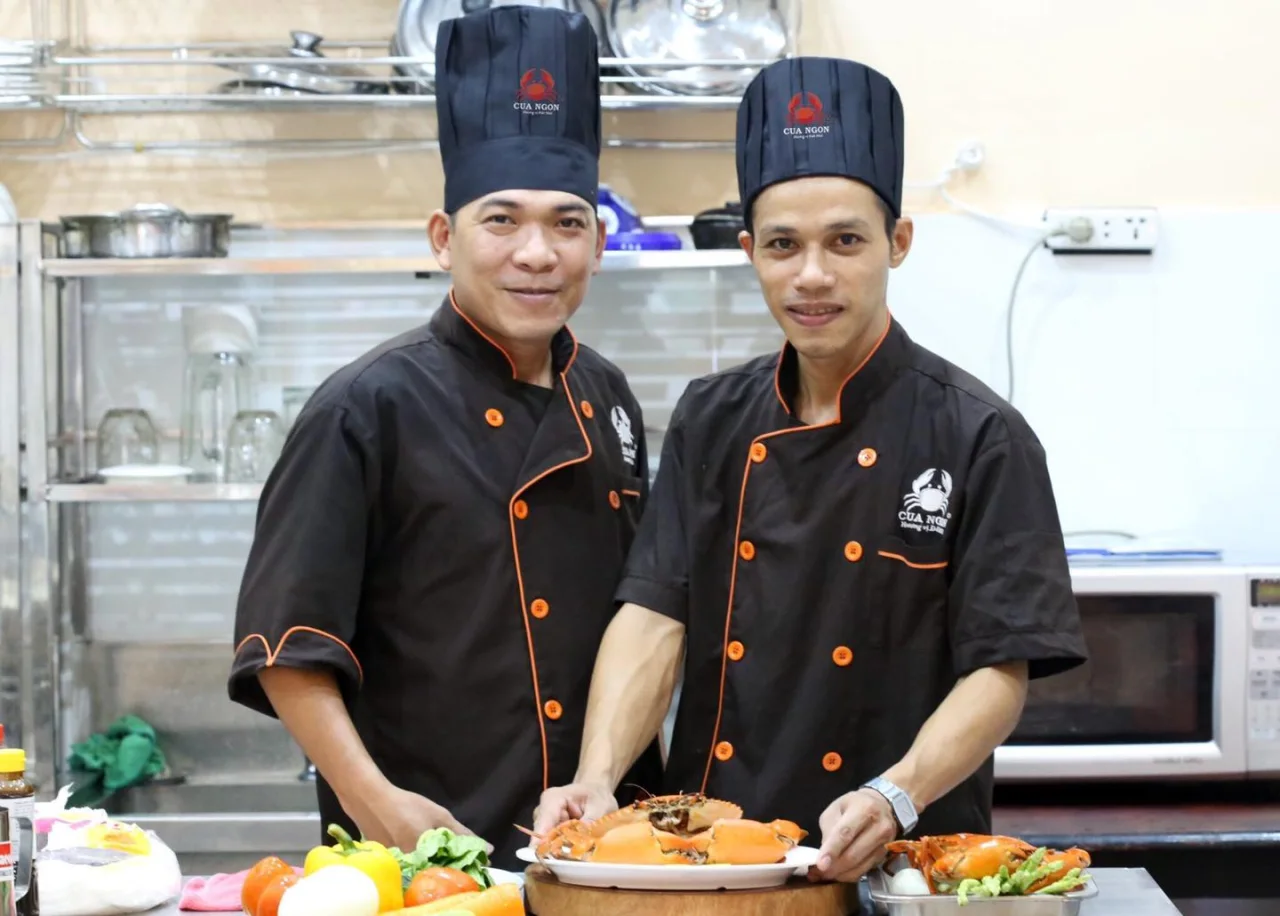 Đội ngũ đầu bếp Cua Ngon đang miệt mài sáng tạo món ăn