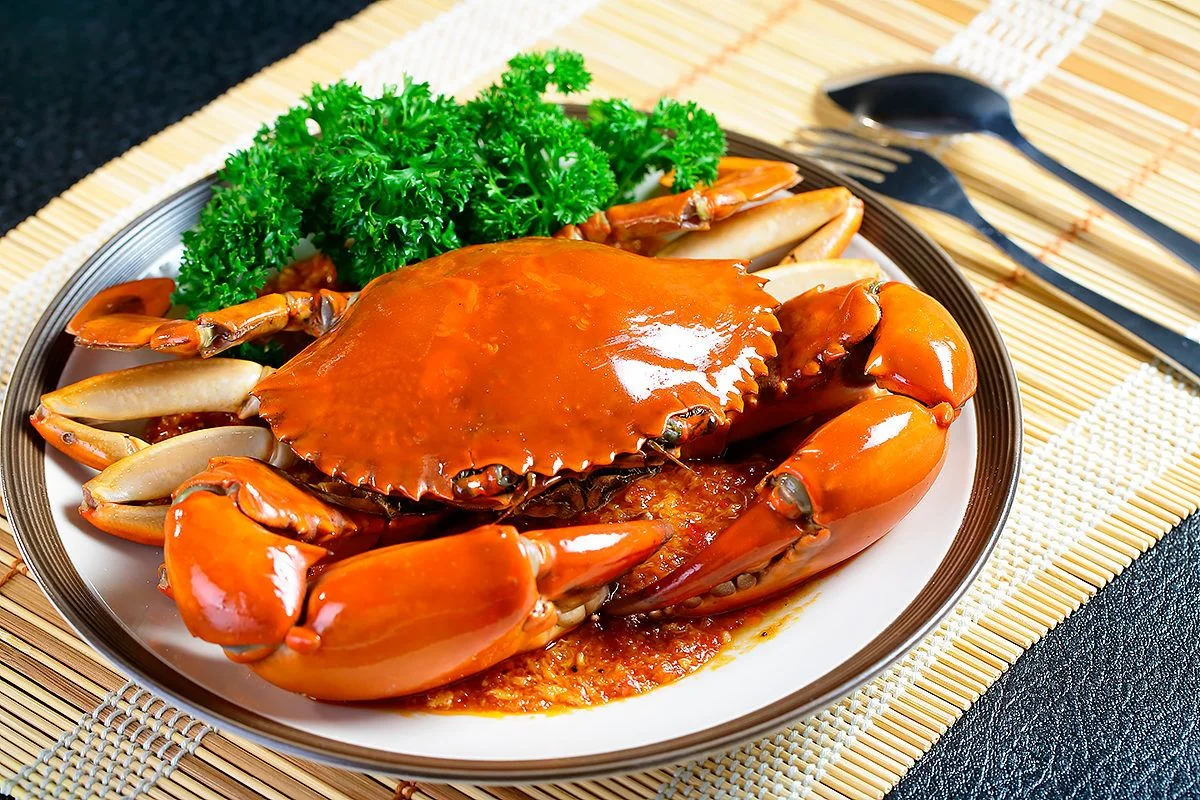 Cận cảnh nước sốt ớt sánh đặc và thớ thịt cua trắng ngần