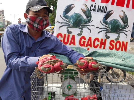 Cua mạo danh cua Cà Mau được bày bán công khai trên đường phố