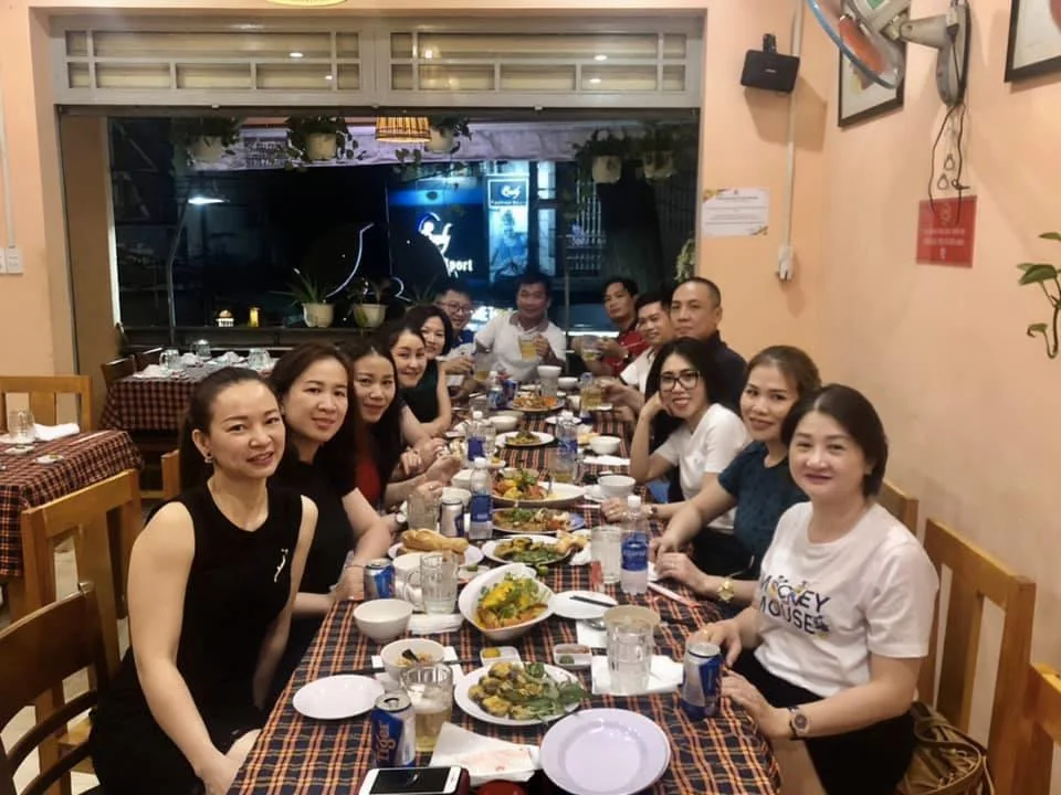 Thưởng thức đặc sản Cua Cà Mau họp mặt bạn bè