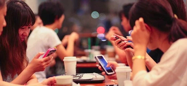 Nh&oacute;m bạn d&ugrave;ng điện thoại khi ngồi c&ugrave;ng b&agrave;n ăn