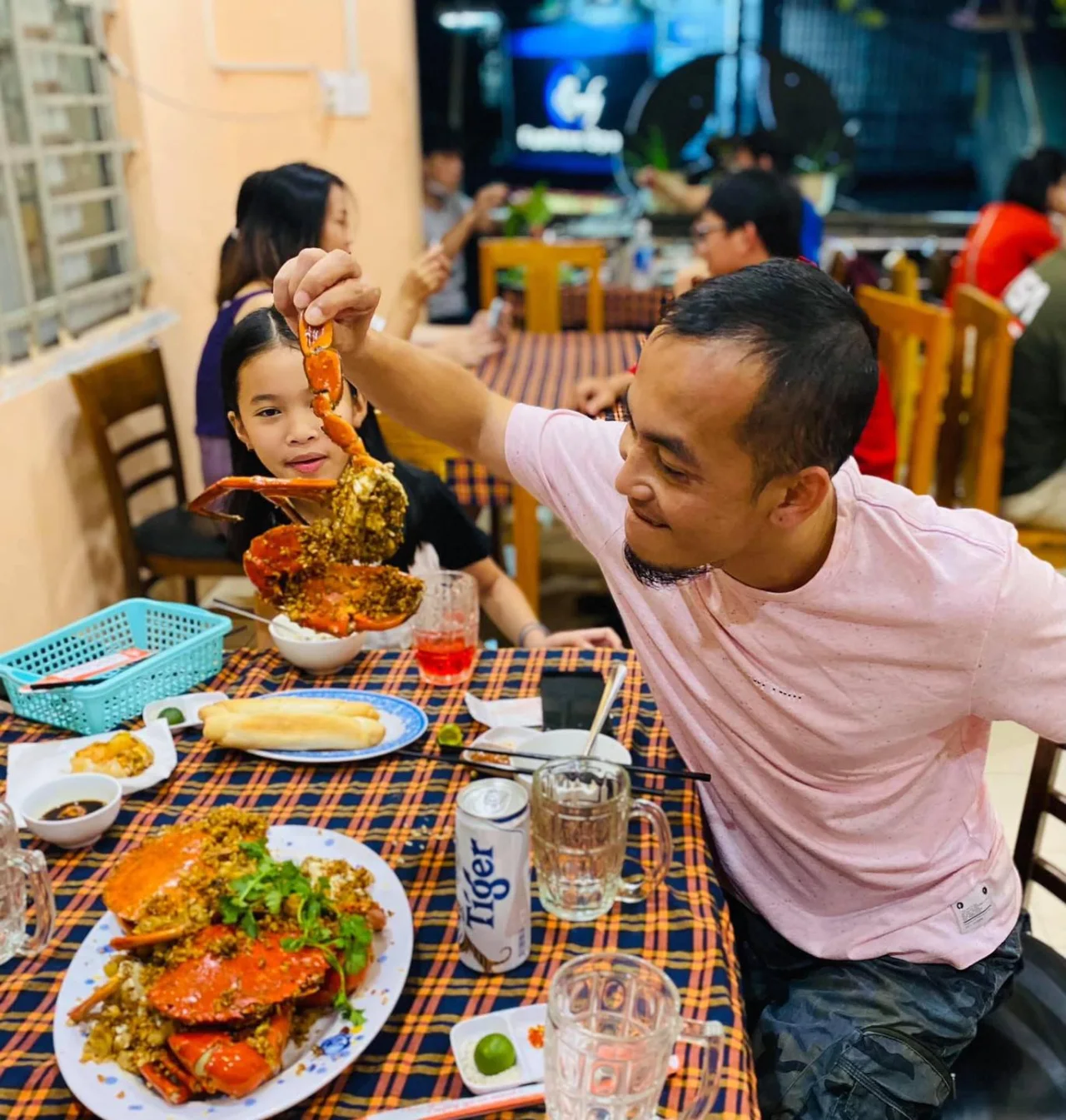 Đĩa cua biển chế biến sốt óng ả tại Quán Cua Ngon