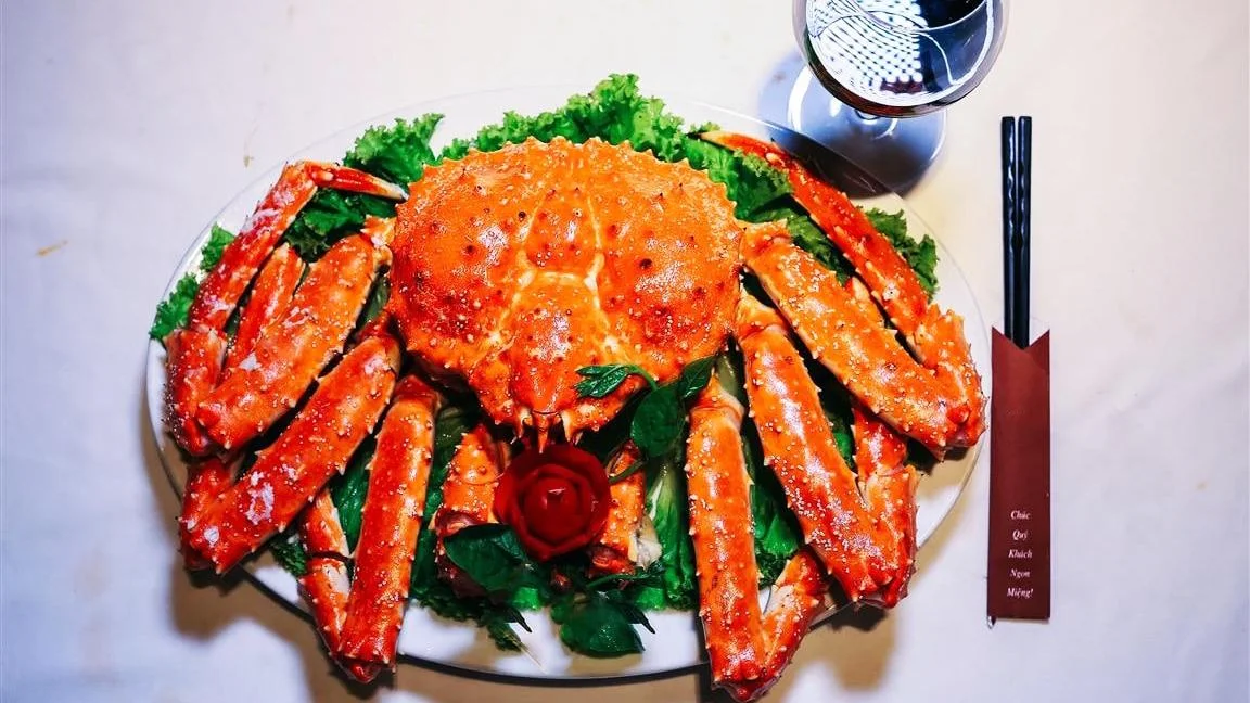 So S&aacute;nh Độ Ngon Giữa Cua C&agrave; Mau V&agrave; King Crab: Hương Vị N&agrave;o Thực Sự Chinh Phục Thực Kh&aacute;ch?