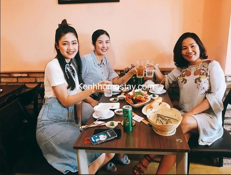 Ba kh&aacute;ch nữ d&ugrave;ng bữa v&agrave; n&acirc;ng ly tại qu&aacute;n Cua Ngon
