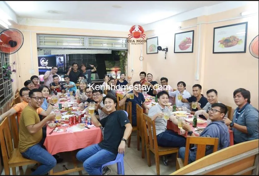 Thưởng thức cua ngon c&ugrave;ng bạn b&egrave;