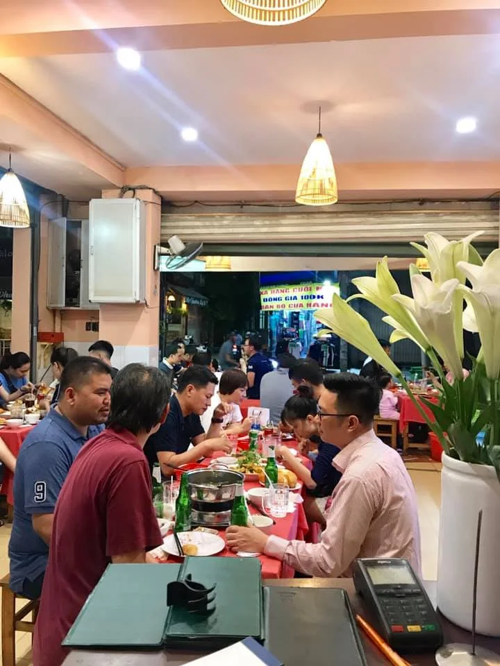 Khách hàng tấp nập tin tưởng thưởng thức cua tại nhà hàng Cua Ngon
