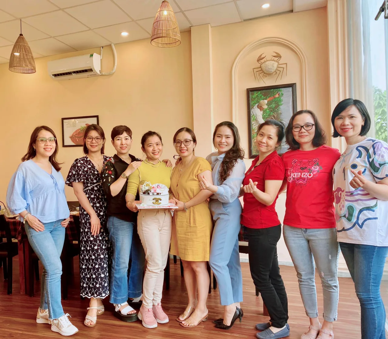 Nh&oacute;m kh&aacute;ch nữ chụp ảnh c&ugrave;ng b&aacute;nh sinh nhật tại Cua Ngon
