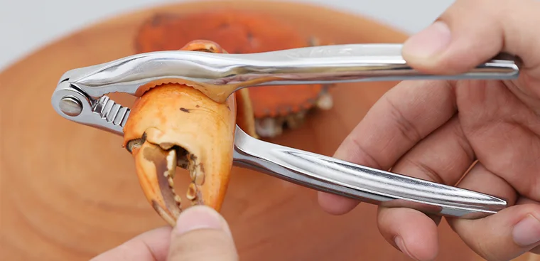 Thao tác dùng kẹp tách vỏ càng cua hỏa tốc