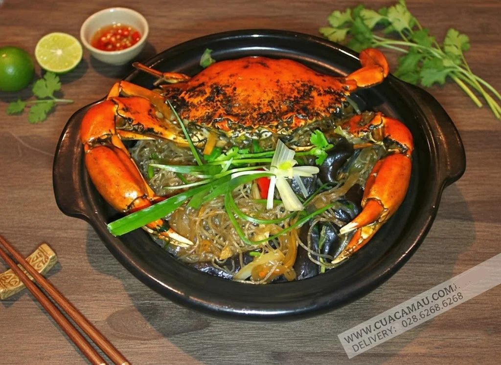 Món miến xào cua tay cầm thơm ngon với thịt cua Cà Mau tươi ngọt tại nhà hàng Cua Ngon