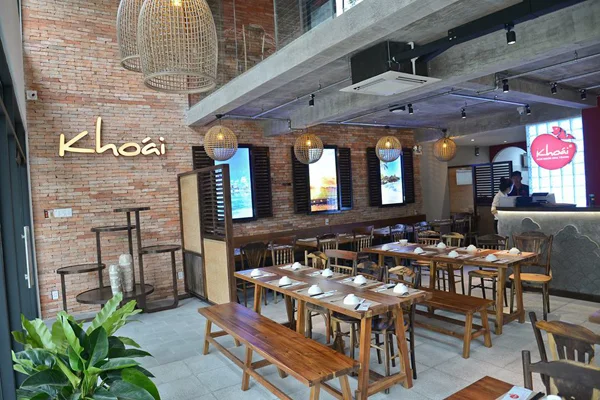 Không gian hiện đại và món đặc sản Nha Trang tại nhà hàng Khoái