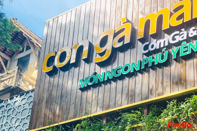 Cơm gà Phú Yên và bánh hỏi lòng heo tại quán Con Gà Mái