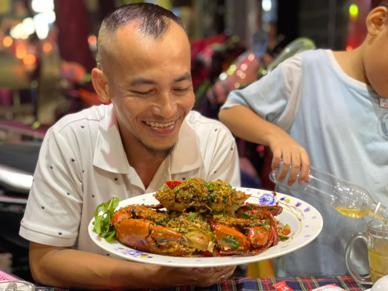 Cua C&agrave; Mau Ch&aacute;y Tỏi: Nguồn Gốc Ẩm Thực V&agrave; B&iacute; Quyết Phi Tỏi Gi&ograve;n Rụm Thượng Hạng