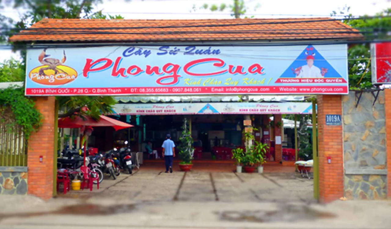 Cổng v&agrave; biển hiệu nh&agrave; h&agrave;ng Phong Cua tr&ecirc;n đường B&igrave;nh Quới