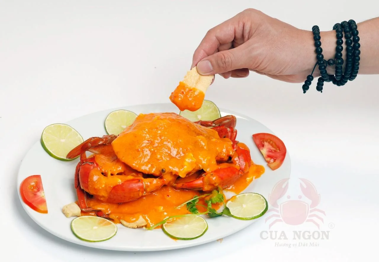 Thực khách thưởng thức món cua sốt trứng muối hoàng kim tại không gian nhà hàng Cua Ngon