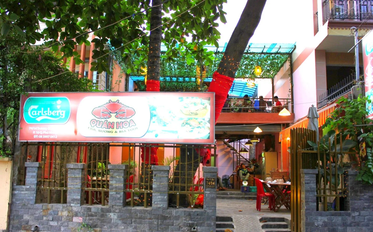 Lối v&agrave;o v&agrave; kh&ocirc;ng gian nhiều c&acirc;y xanh của qu&aacute;n Cua Hoa