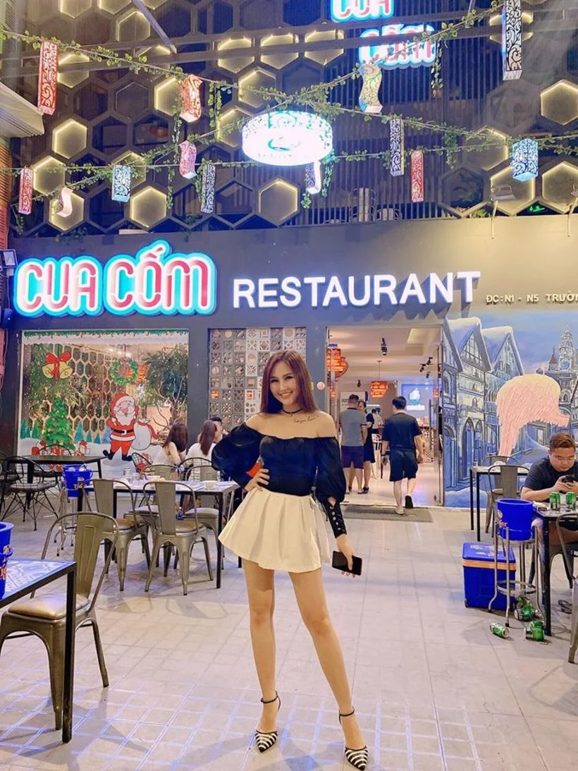 Kh&aacute;ch chụp ảnh trước nh&agrave; h&agrave;ng Cua Cốm