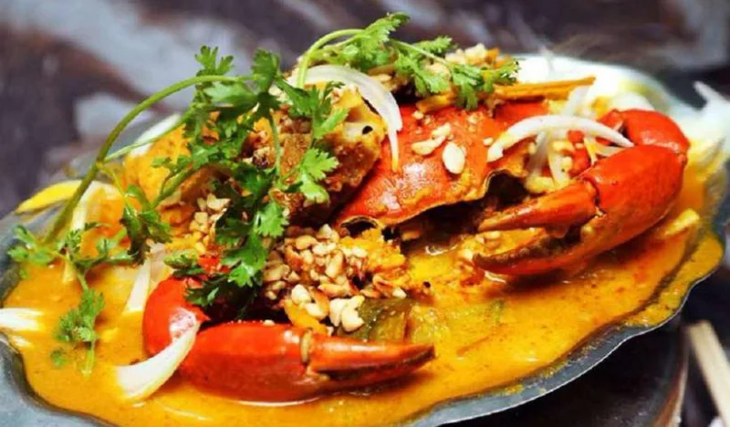M&oacute;n cua phủ sốt v&agrave;ng, h&agrave;nh t&acirc;y v&agrave; rau m&ugrave;i tại Cua Hoa