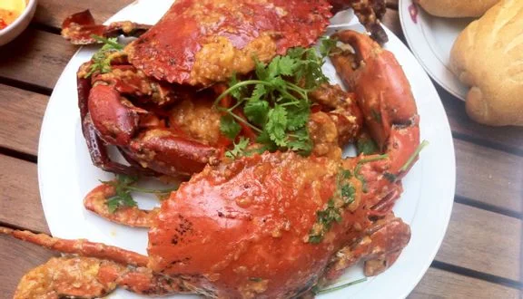 Đĩa cua phủ sốt, trang tr&iacute; rau m&ugrave;i tại Phong Cua