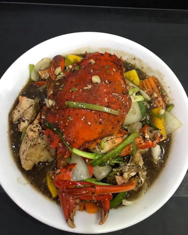 Cua sốt ti&ecirc;u đen c&ugrave;ng h&agrave;nh t&acirc;y v&agrave; rau củ tại Samyan Seafood