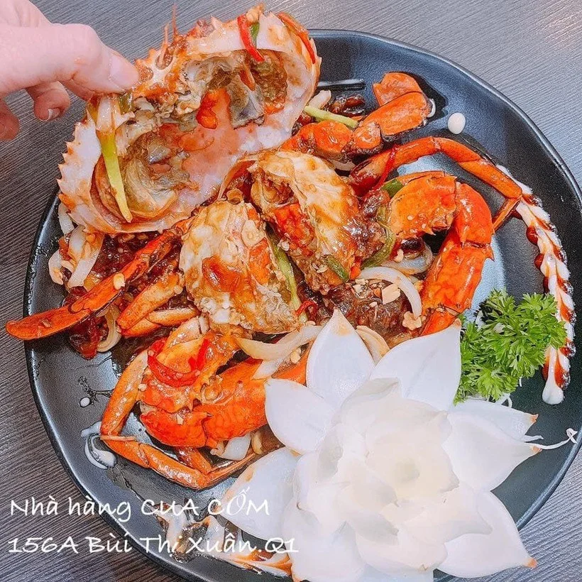 Đĩa cua sốt c&ugrave;ng h&agrave;nh t&acirc;y tại nh&agrave; h&agrave;ng Cua Cốm